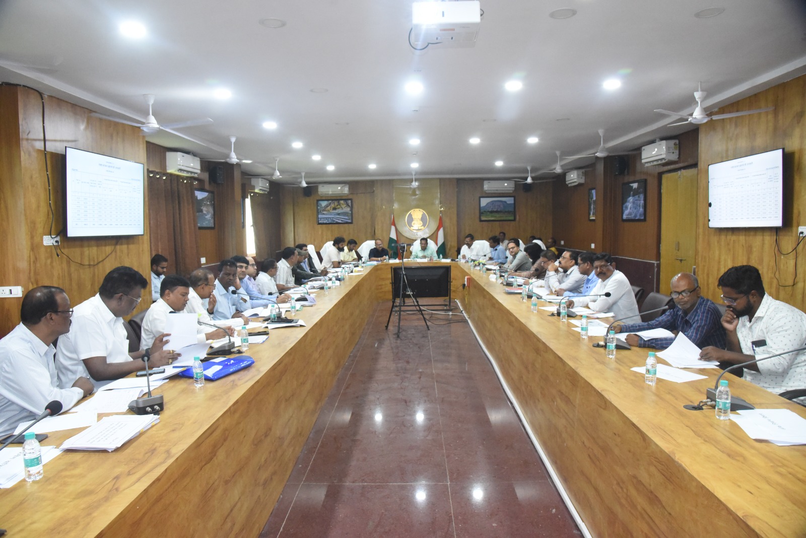 सरगुजा संभागायुक्त श्री नरेन्द्र कुमार दुग्गा ने जिला कलेक्टरों की समीक्षा बैठक ली राजस्व प्रकरणों के निराकरण में तेजी लाएं, समय सीमा में प्रकरणों का निराकरण सुनिश्चित करें, जिलों में अभियान चलाकर विवादों का हो निपटारा अवैध रुप से खाद भण्डारण एवं वितरण करने वालों पर करें कार्रवाई पीएम आवास योजनांतर्गत समय-सीमा में निर्माण कार्य पूर्ण कराए जाने दिए निर्देश